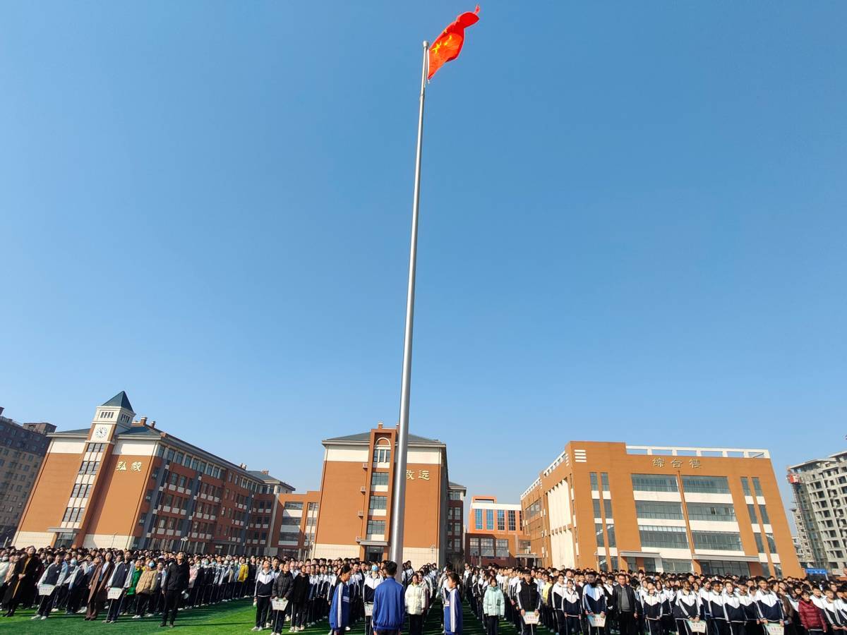 学校动态丨临沂河东工业园实验学校初中部举行升国旗仪式