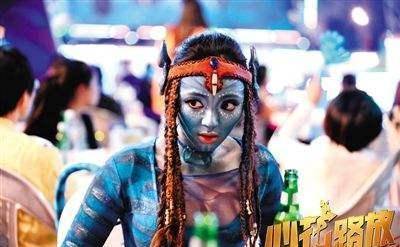 也可以说是徐峥一手将她捧红的,"阿凡达"的饰演者就是陶慧