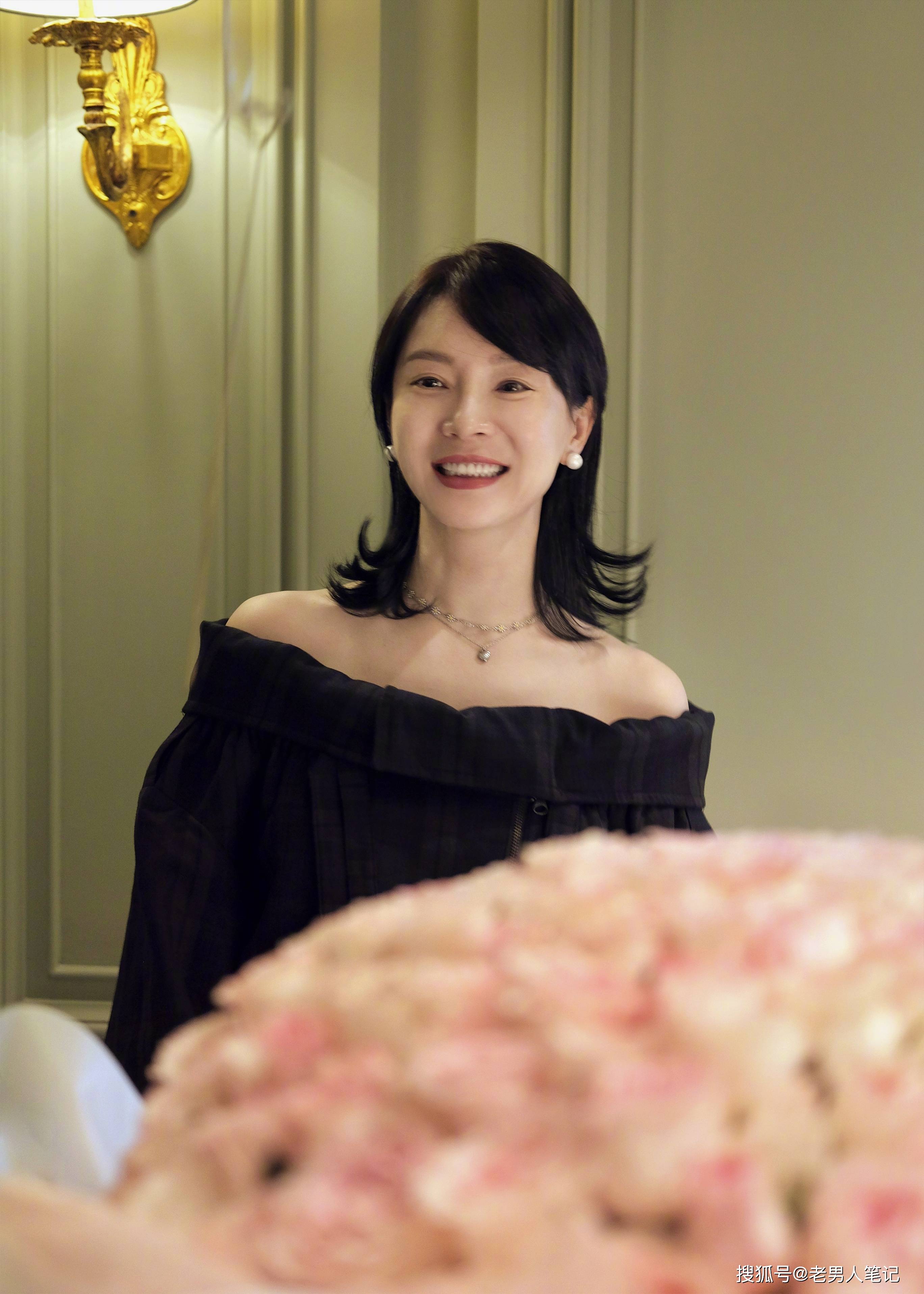 陈数晒46周岁生日素颜照,随性齐肩短发搭配一身黑色裙,状态满分_生活