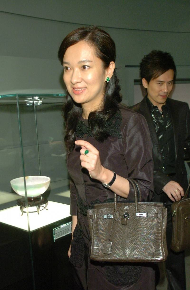 妻子生下蔡伯府,蔡伯翰两个儿子及女儿蔡佳棻,之后与演员王钏如结婚