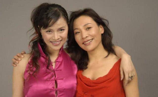 她是90年代的风情女星,老公破产不离不弃,今52岁翻身成老板娘_石兰