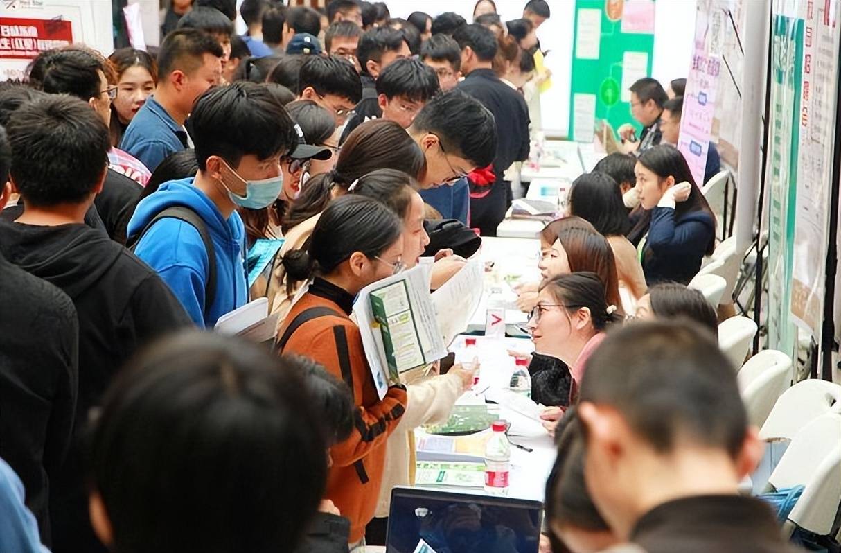 招聘时要拿毕业证学位证书 来自搜狐网