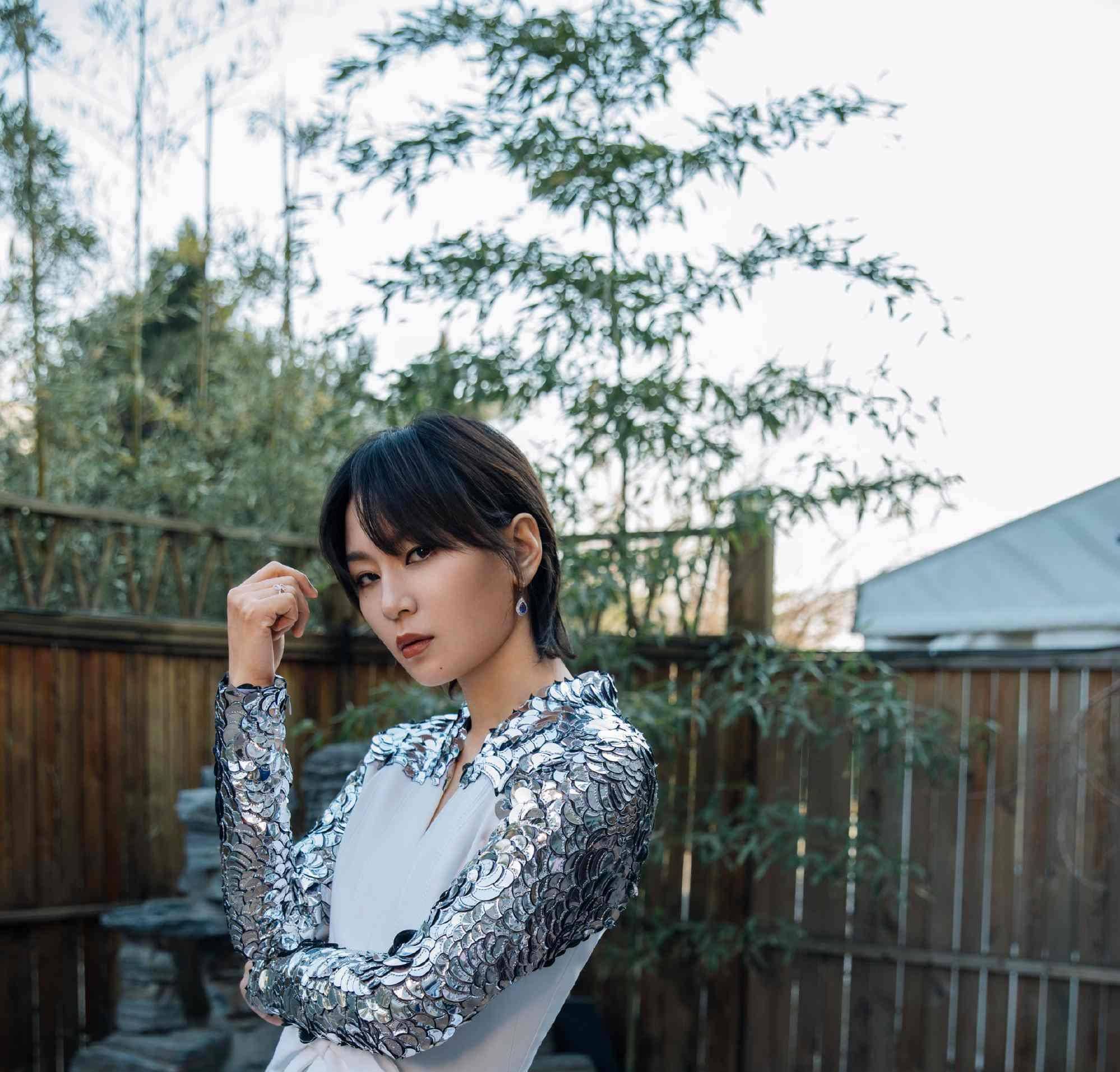 周笔畅罕见女人味,碎花长裙宽腰带,高定款复古优雅十足_中性_舞台