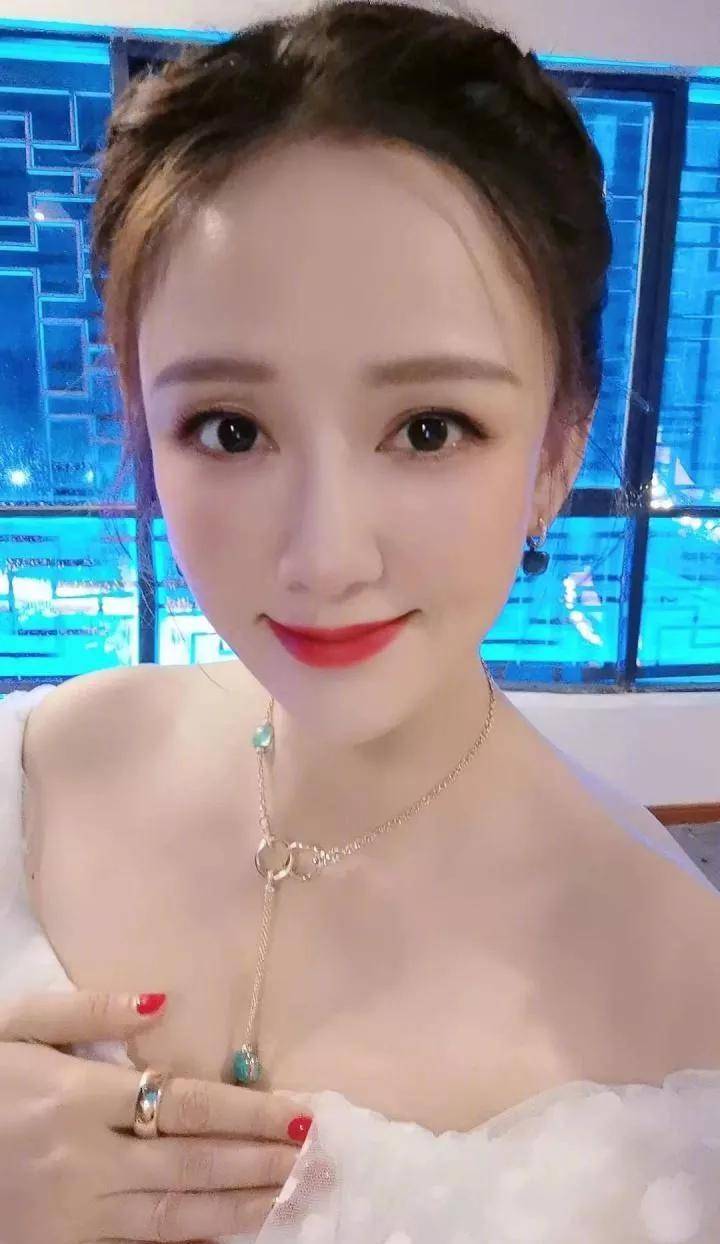 陈乔恩晒美照让人百看不厌,时尚穿衣服真好看,回眸一笑很太迷人_娱乐