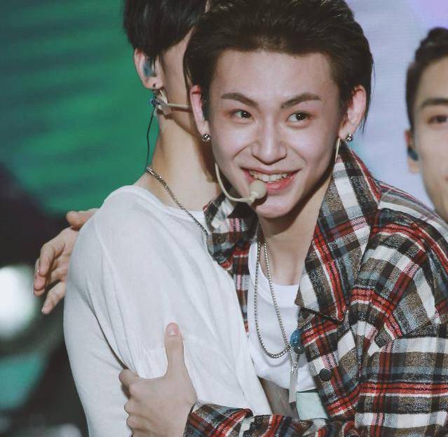 小鬼生日激动拥抱队友,蔡徐坤20岁生日将至,粉丝送12万话筒庆生_ikun