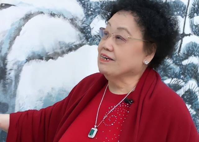 为支持迟重瑞工作,陈丽华用扫帚当画笔,在地上画画超卖力_孩子_传统