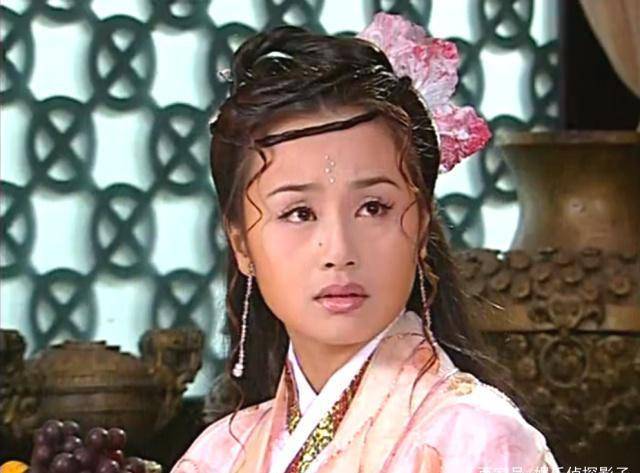《凤在江湖》中曹颖扮演蜻蜓,是天下第一美人,她是凤将军的养女,奉命