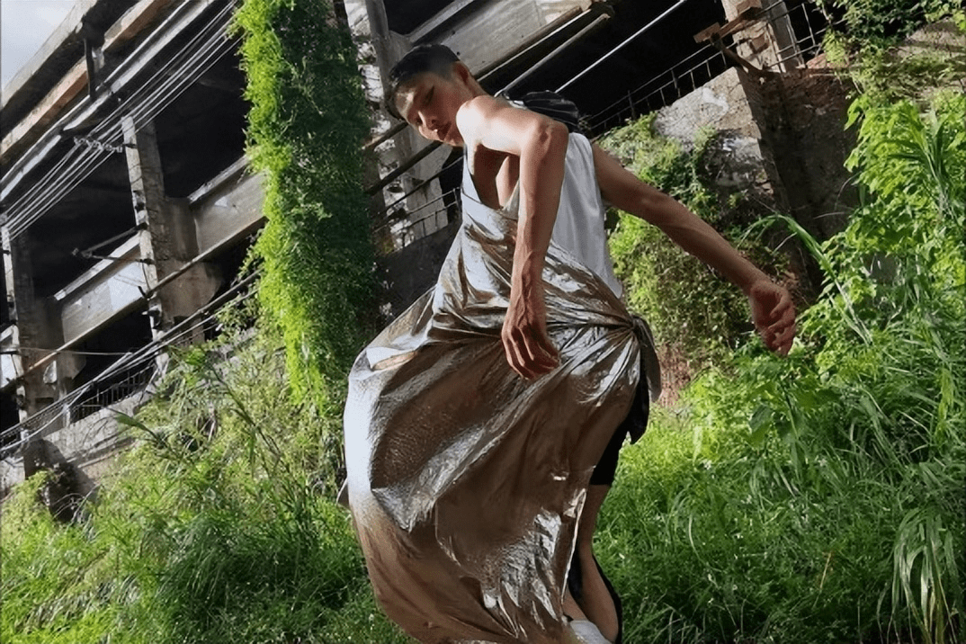 曾被骂变态,靠穿废品从乡野走向国际大舞台,他到底有什么魅力?