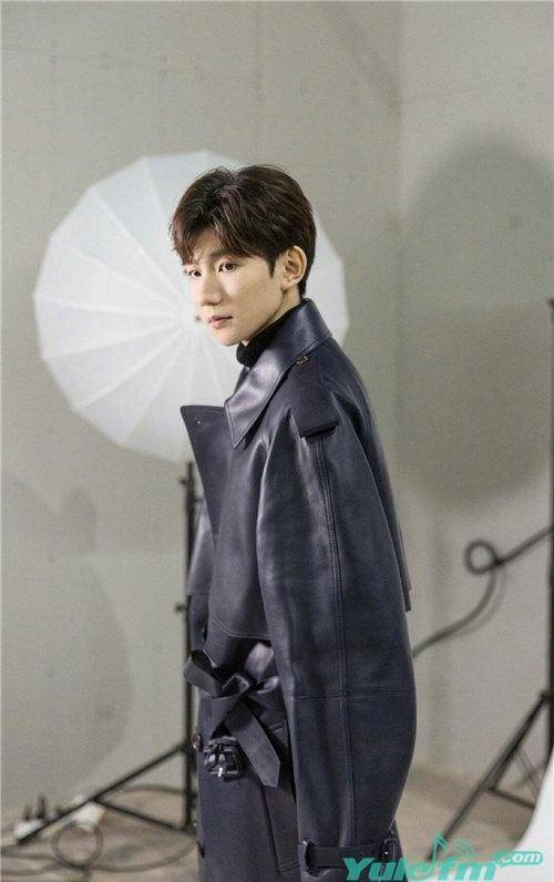 王源参加《明侦》节目录制,黑色复古风衣高冷又帅气_风格_上海滩_弟弟