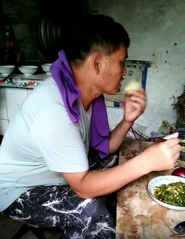 大衣哥在厨房吃饭,角落里满是垃圾,网友:敢不敢再邋遢一点?