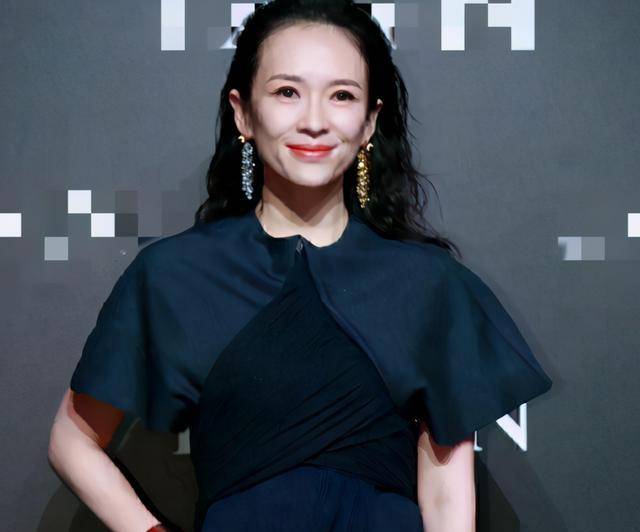 章子怡近况首现身,皮肤松弛法令纹明显,网友吐槽像60岁大妈_孩子_时候