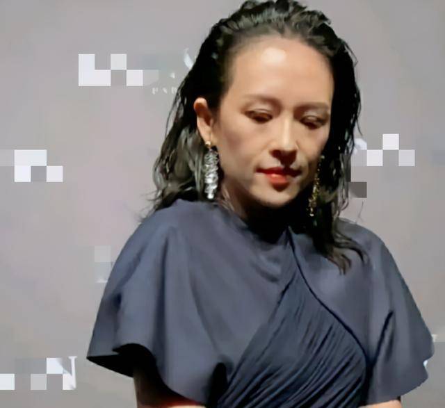章子怡近况首现身,皮肤松弛法令纹明显,网友吐槽像60岁大妈_孩子_时候