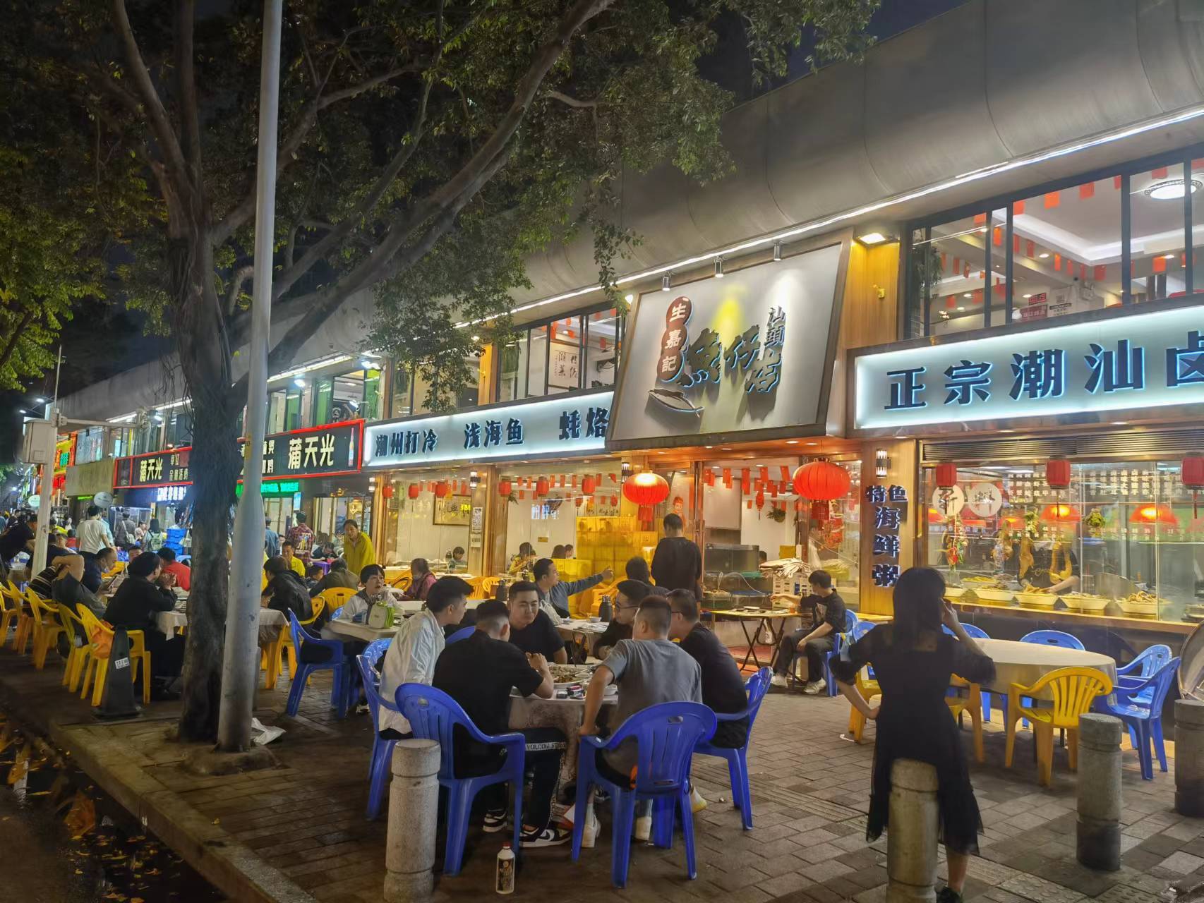 广州夜宵街50岁饭店老板熬过疫情遭清场 老顾客坐飞机赶来告别_余明