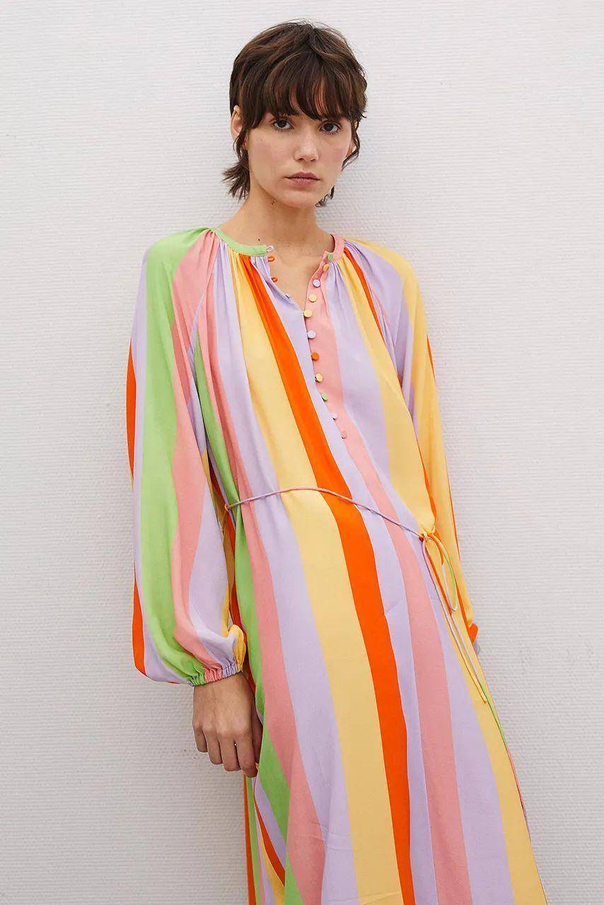 2023年夏季流行色—维生素橙,又靓又时髦_橙色_裙子_色彩