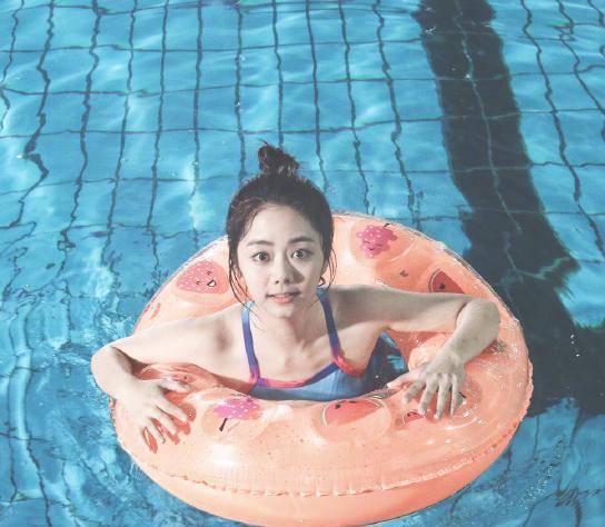 谭松韵素颜在水中游泳被拍,离开十级美颜后,这颜值过于真实了_化妆_一