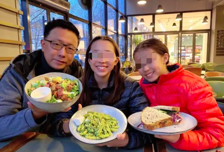 蹲地为爱妻贴心洗脚,网友提醒女方远离家暴男_前妻_妻子_英语