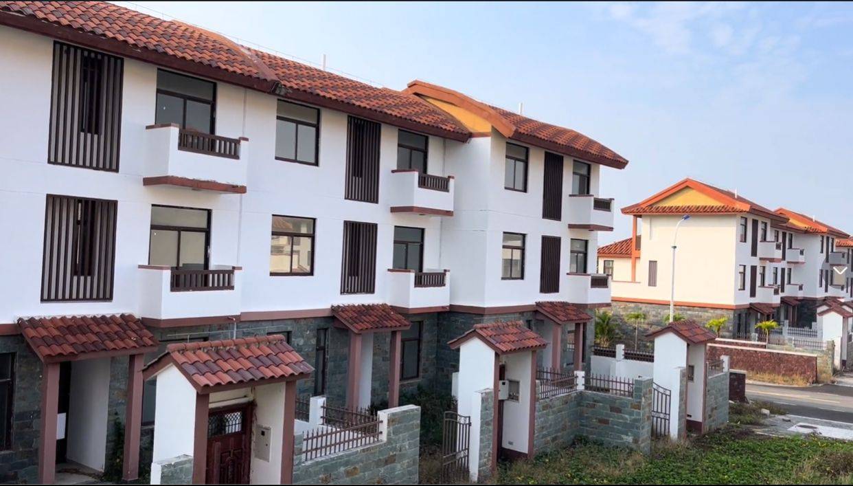 海南陵水废弃的别墅群,规模宏大宛若县城,工程完工却无人居住_小镇