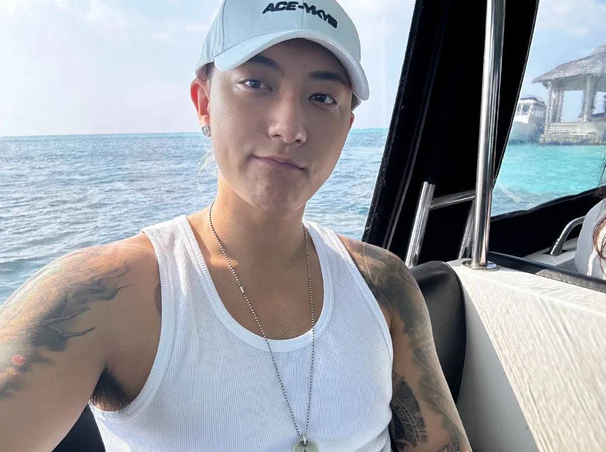 黄子韬外网晒自拍,曾经的男团成员变糙汉,浓密的胸毛抢镜_网友_徐艺洋