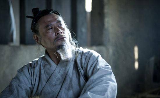 老戏骨"荀彧"露面,头秃一大块手上表几十万,豪宅庭院花草遍布_李建新