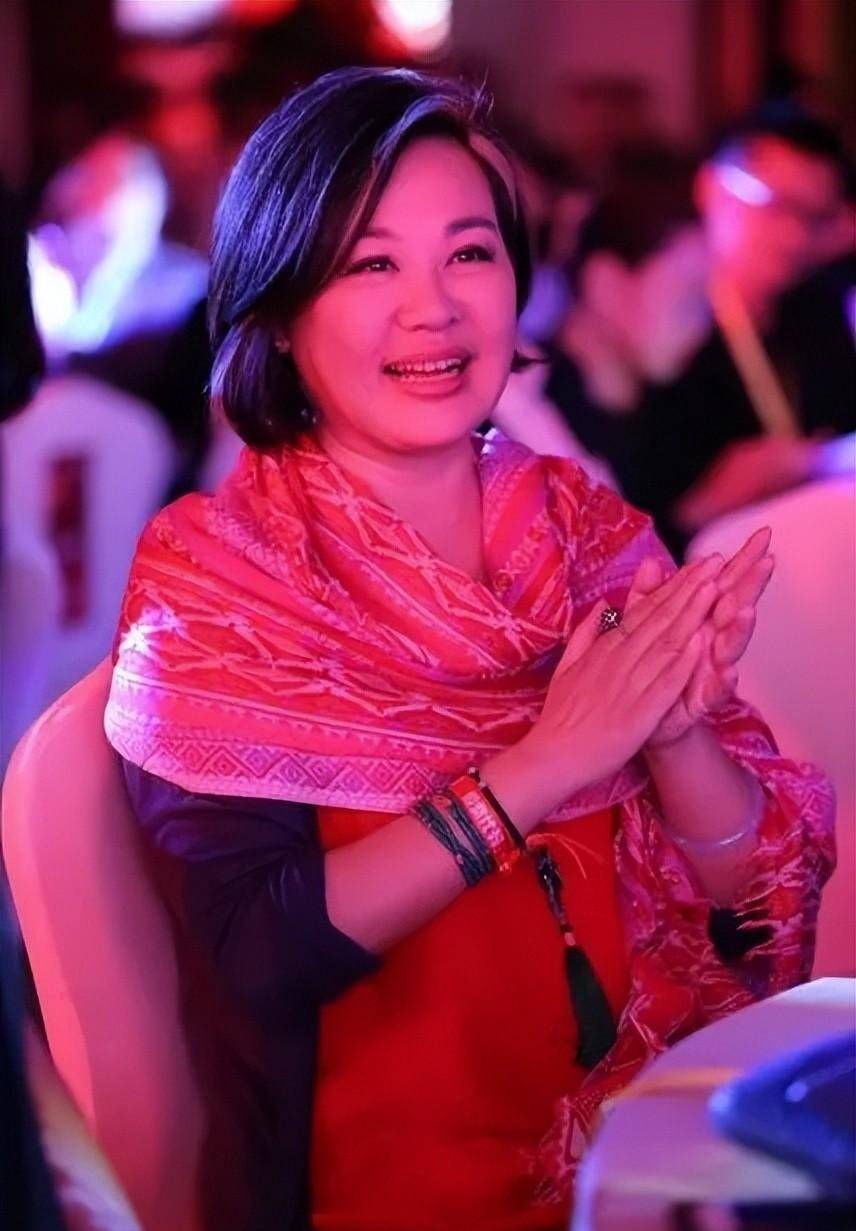 奔六的丛珊优雅变老,紫开衫配红裙大气从容,好状态让同龄人羡慕_女性