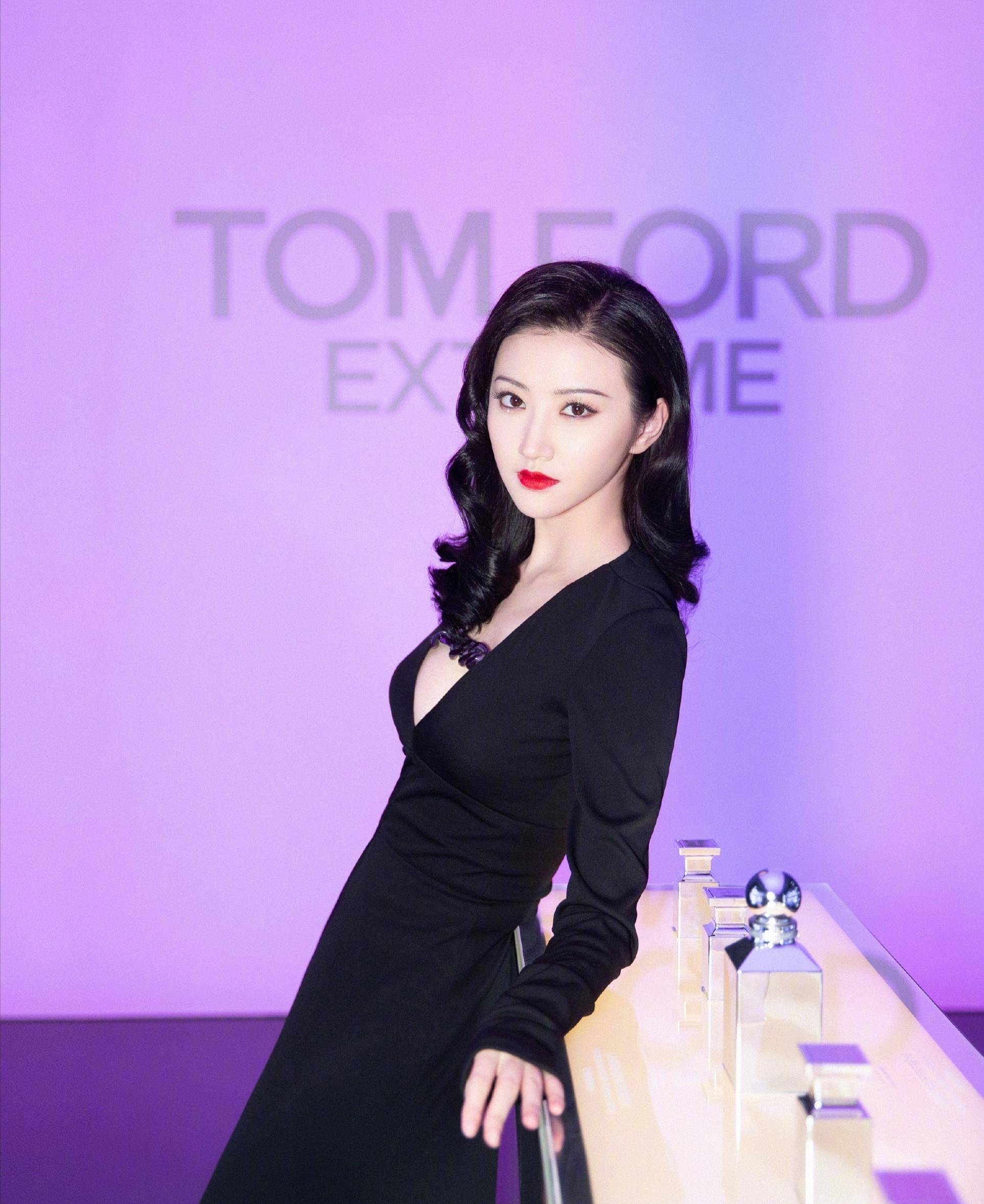 身穿黑色长裙的景甜太美了,皮肤白皙气质好,摆出一副迷人的样子!