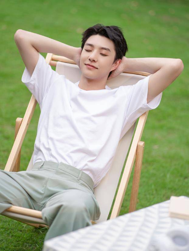 张欣尧全新时尚大片,棕色复古牛仔套装出镜,尽显少年洒脱_长裤_look