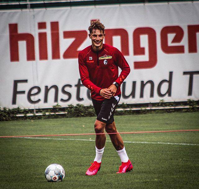 新晋德国国脚中卫科赫,弗莱堡后防线上的罗宾侠_德甲_赛季_比赛