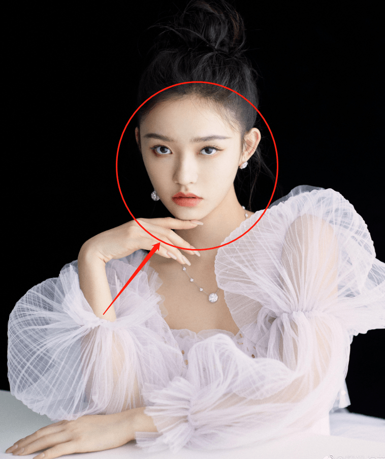 林允穿仙女裙出席活动,无精修生图照放大八倍,这锁骨真的绝了_公主