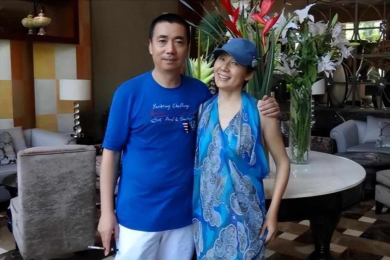 范明:闪婚娶大6岁离异女富豪,把继子当亲儿子养,如今儿女双全_厉玲_韩