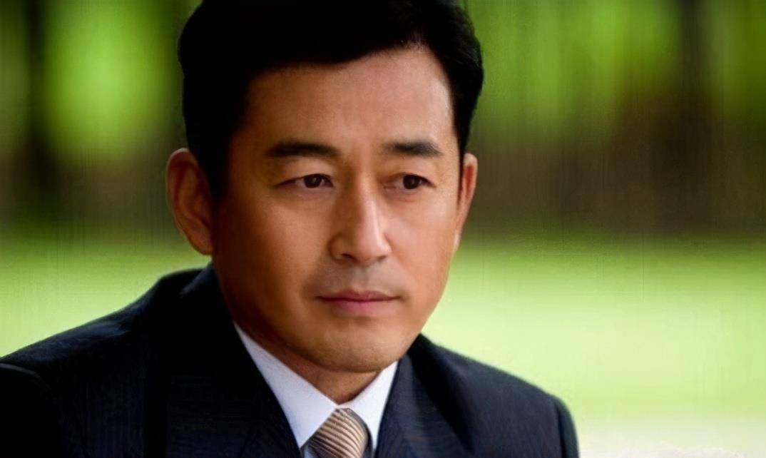 他是地方著名演员,与小15岁娇妻租房结婚,还将68万礼金捐献_王志飞