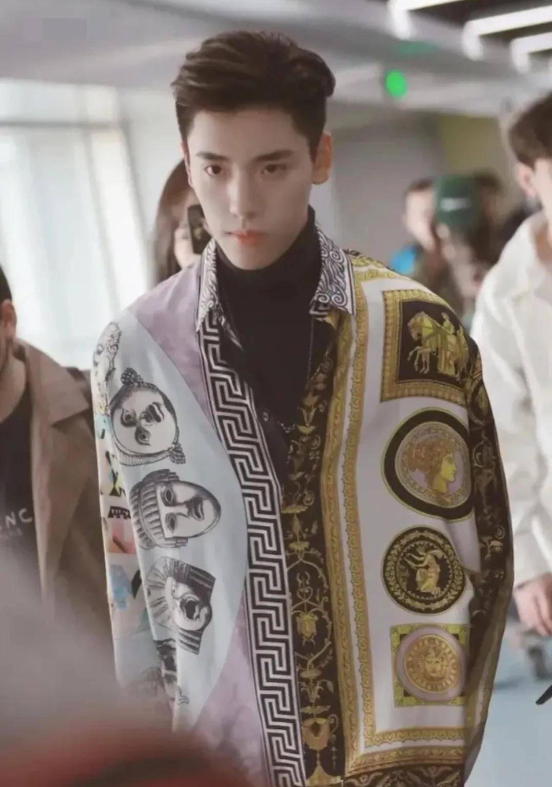 "衣服花,心不花",他们是如何把花衬衫穿得不像"古惑仔"的?