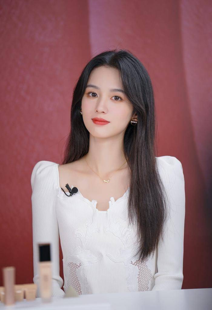 周也代言兰蔻品牌拍摄草坪写真"绝美"_观众_演艺界_反差