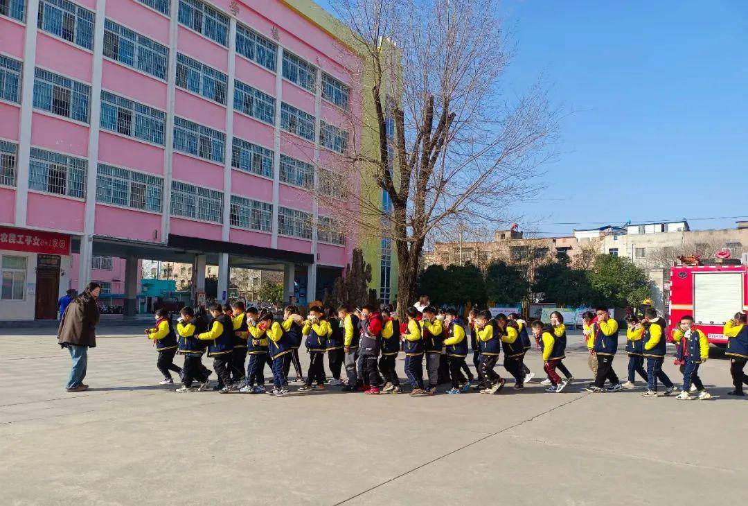 进入全员戒备状态,全校师生用毛巾等物品捂住口鼻,弯腰靠墙或扶着扶手