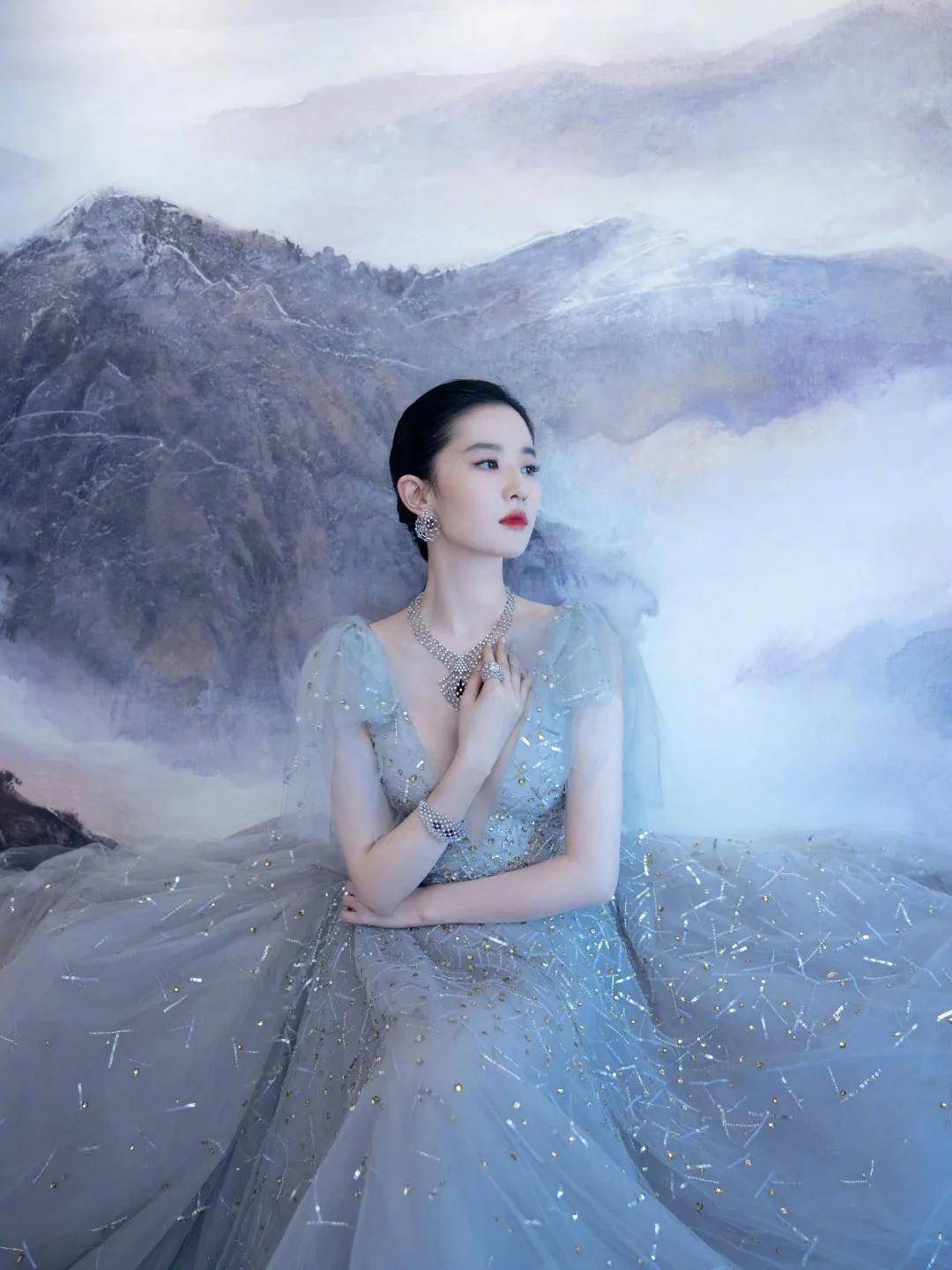 盘点神仙姐姐穿过的高定,最后一套十颗星_刘亦菲_礼服_刺绣
