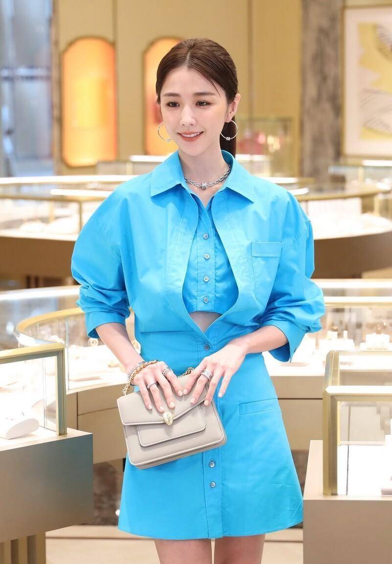 邵雨薇珠宝品牌预览会:蓝色衬衫,优雅靓丽_写作_教案_心情