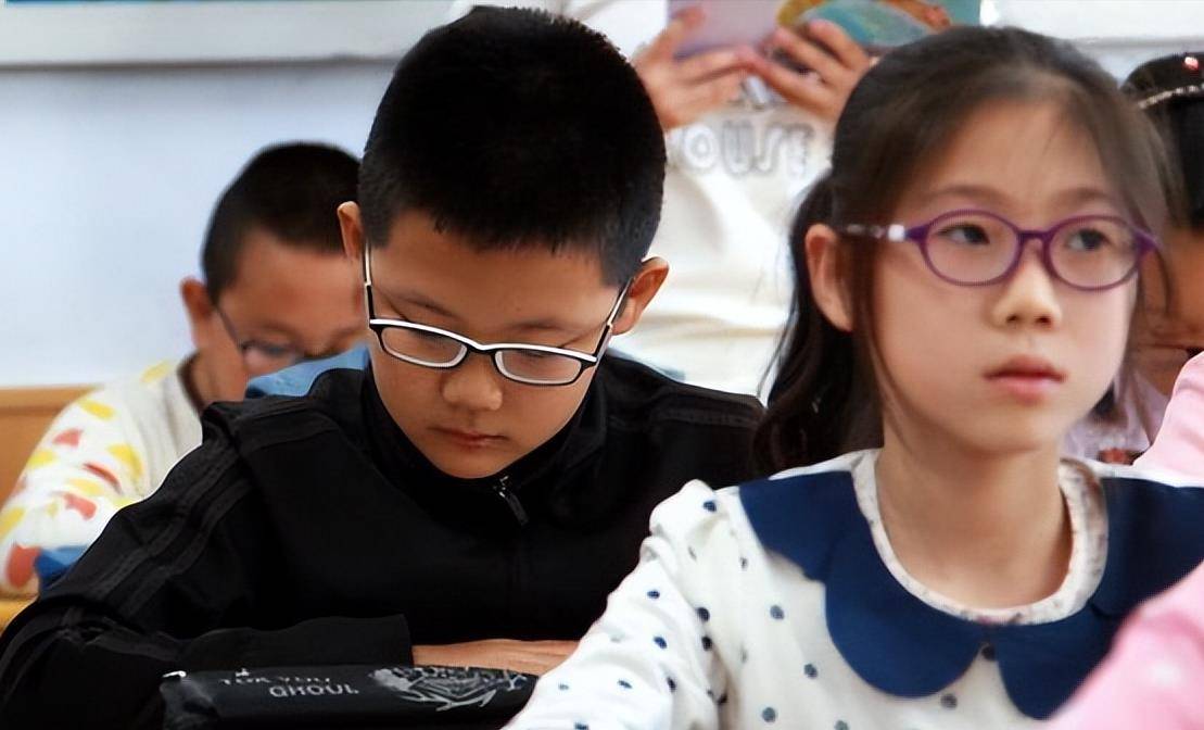 小学生不想成为"近视眼",一定要常吃5种食材,可以明目护眼_维生素