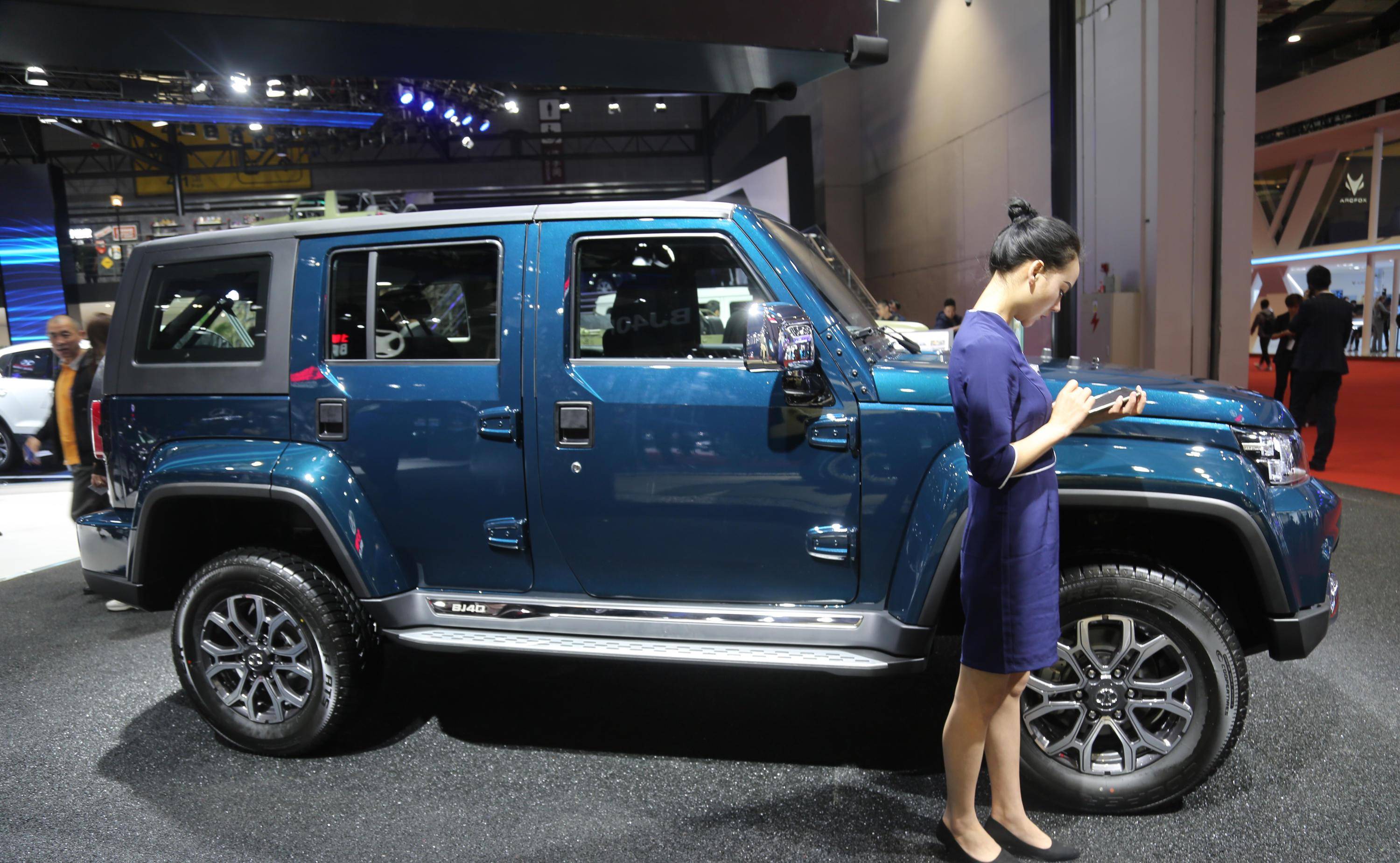 北汽bj40城市猎人版实拍俘获美人芳心,硬汉形象不亚于成龙_搜狐汽车