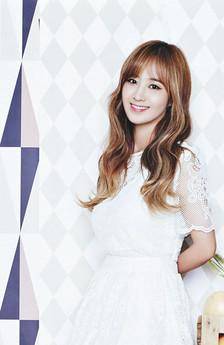 纵观如今仍留在公司的五名成员当中,作为演员的允儿和yuri也拍摄作品