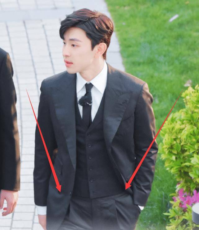邓伦得罪了服装师?西装一切正常,看清裤子,懵了!