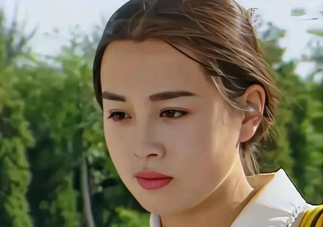 赵明明嘴歪但一点都不影响她的绝世美貌,李建群和袁立都给她作配_漂亮