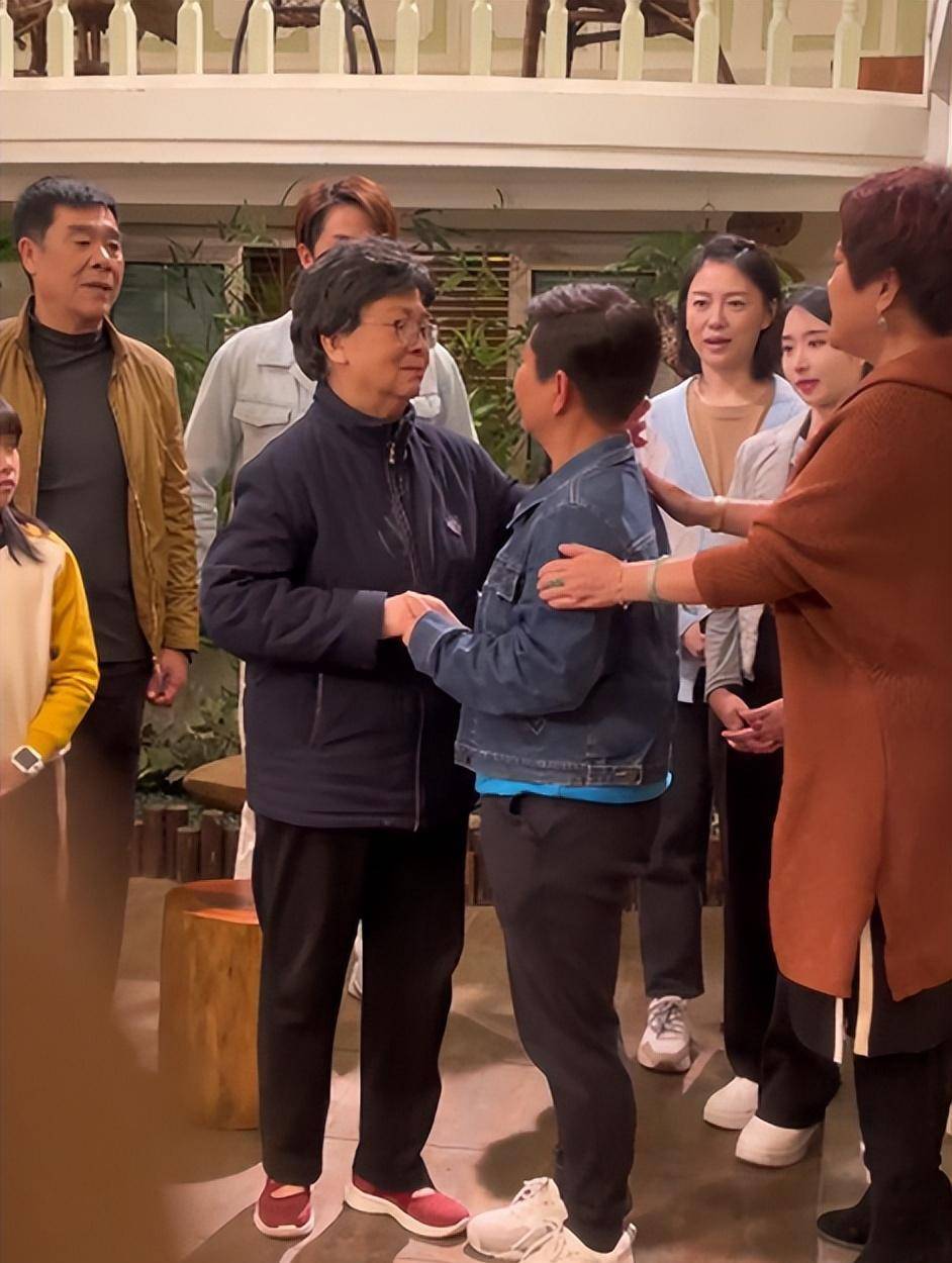 "康婶"黄锦裳与"吴多美"陈戈相拥而泣,虎艳芬:我们是一家人_苏妙婵