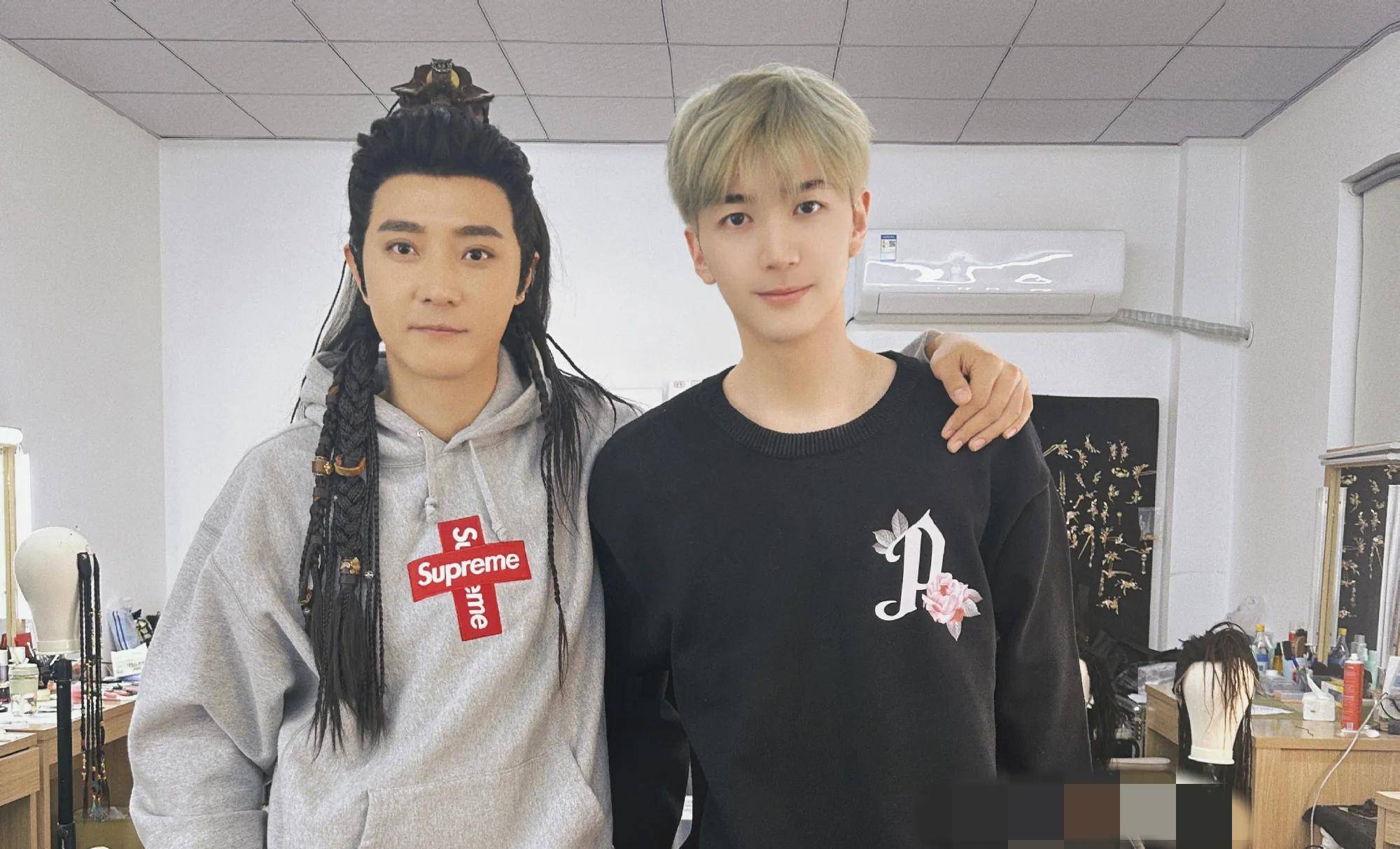 张丹峰与洪欣牵手秀恩爱,张镐濂又与其晒合影,一家人其乐融融_男方