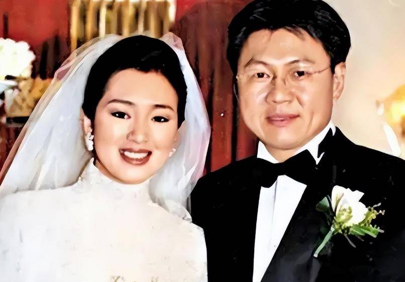 久而久之,巩俐也逐渐被黄鹤仙打动,扮演着贤妻的形象,照顾生病的婆婆