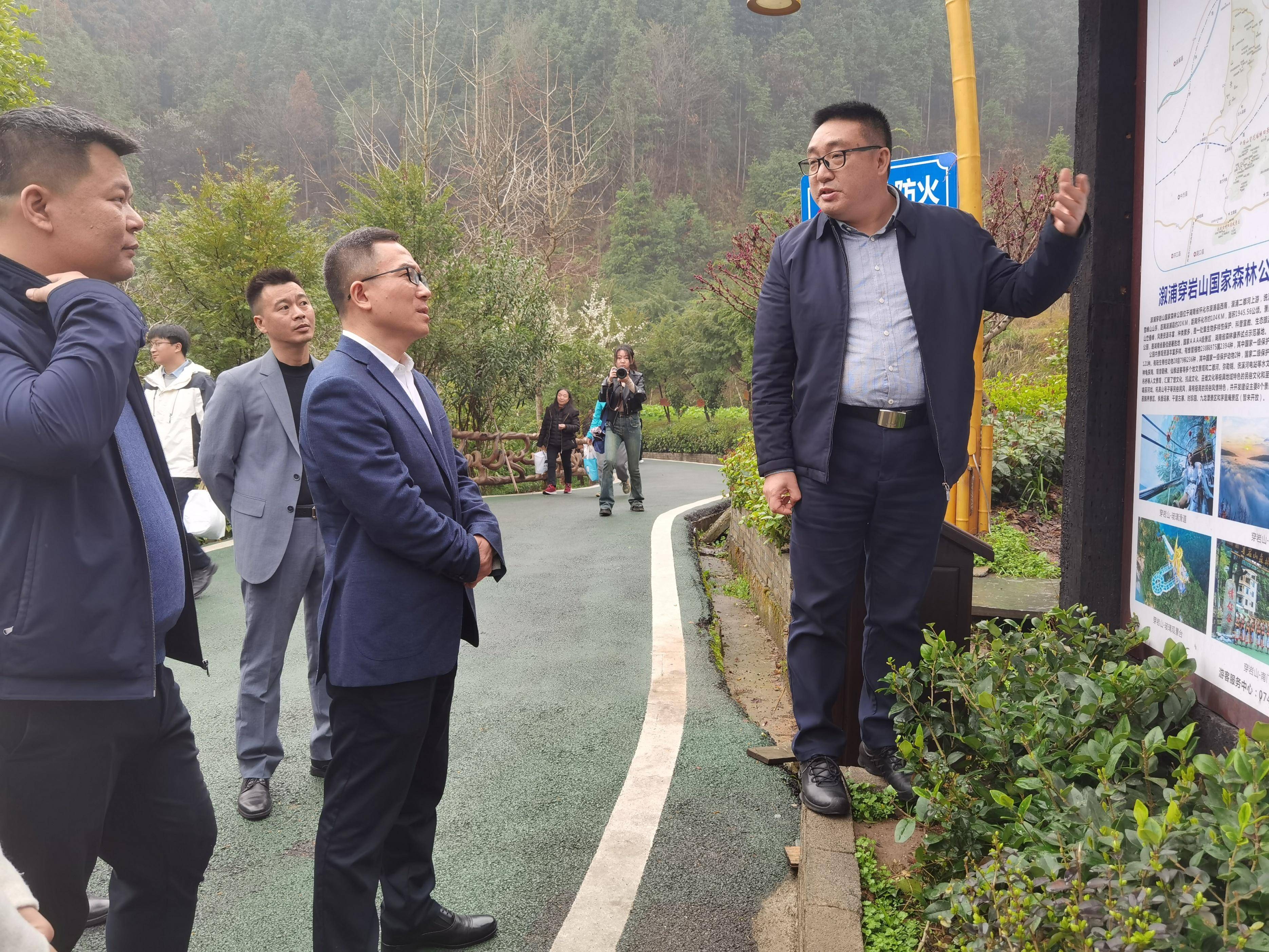 新宁县委书记邓涛率团考察雪峰山旅游,文旅大咖陈黎明倾情以待