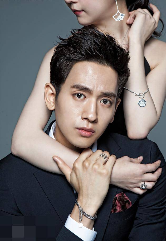 米娜与老公近照,42岁的她身材抢镜,她为何拒绝王思聪的邀约?