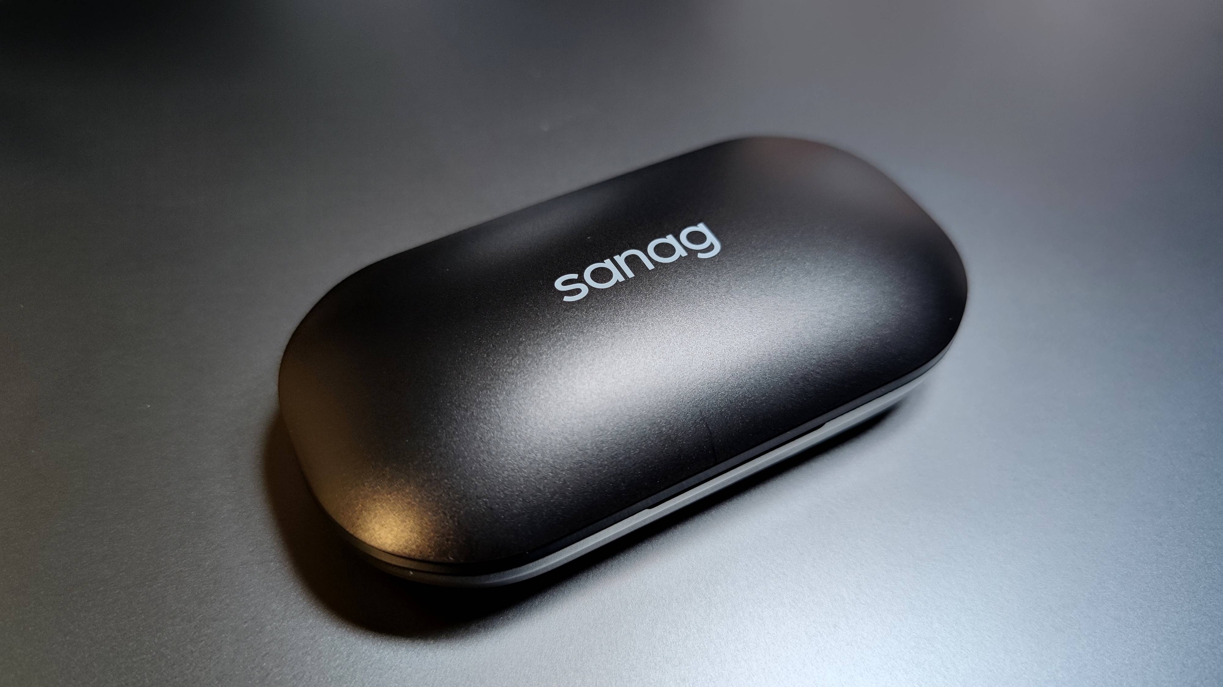 依然是家族式的设计风格,包装里面包含耳机,充电仓,电源线和说明书