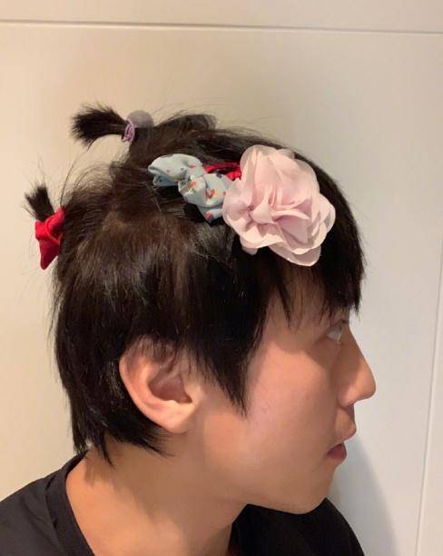 邓超女儿小花妹妹亲自为他做造型,头上戴满花,画风变得呆萌可爱_孙俪