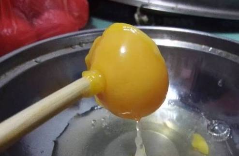 食用"人造鸡蛋"会造成记忆力衰退,令人痴呆,要怎么辨别假鸡蛋_什么