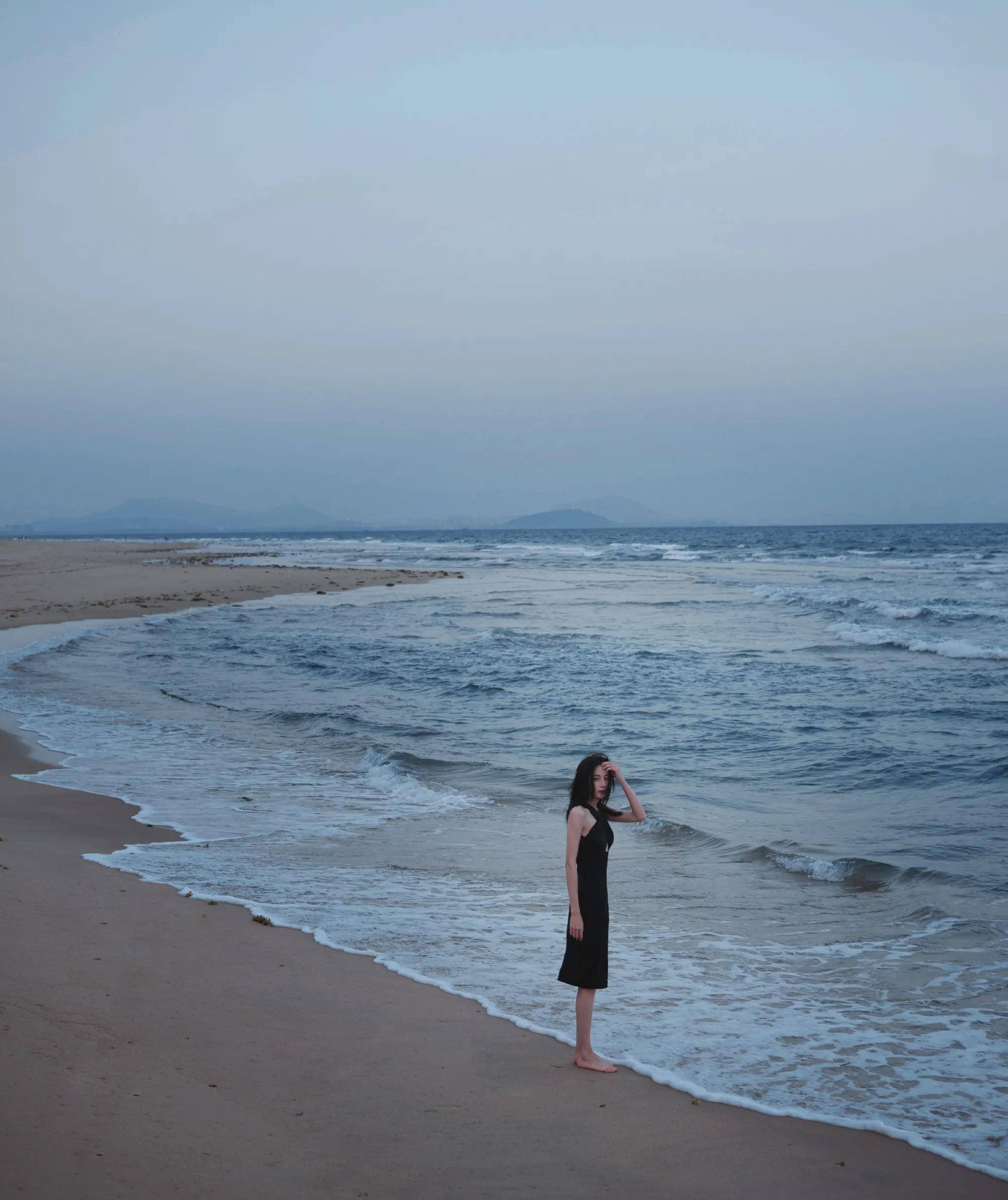 迪丽热巴海边大片 穿挂脖黑裙露香肩秀美背 风情万种 妩媚撩人_泳池