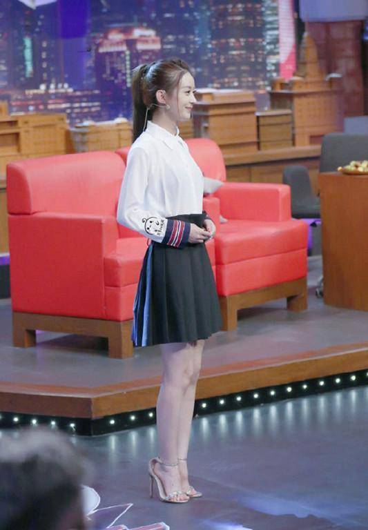 赵丽颖成功扮少女,穿百褶短裙配白衬衫像学生,难怪那么多男粉丝